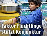 Bub bekommt in Traiskirchen Brot zu Essen