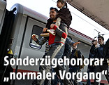 Fl&uuml;chtlinge am Bahnsteig vor &Ouml;BB-Zug