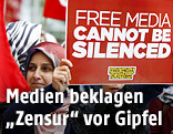 Demonstrantin hält Schild in die Kamera