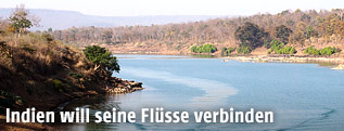 Ein Boot auf dem Ken-Fluss im Panna Nationalpark in Indien