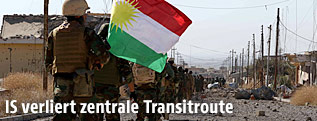 Kurdische Peschmergas gehen in die zurückeroberte irakische Stadt Sindschar