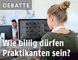 Frau arbeitet auf einem Computer