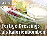 Salat mit Joghurtdressing in Plastikbox