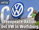Greenpeace-Aktivisten neben VW-Logo