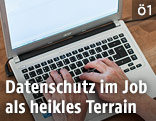 Hände auf einem Laptop