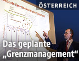 Konrad Kogler pr&auml;sentiert das „Grenzmanagement“ f&uuml;r Spielfeld