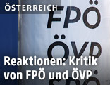 Plakat mit der Aufschrift ÖVP und FPÖ