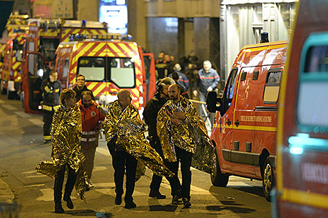 © APA/AFP/Miguel Medina Menschen werden aus der Konzerthalle evakuiert