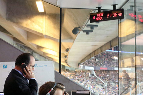 © APA/EPA/Elysee palace/Christelle Alix Frankreichs Staatspräsident Francois Hollande während der Terrorattentate im Stade de France