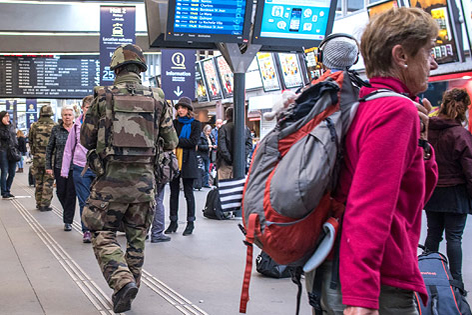Soldaten ein einem Einkaufszentrum