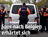 Belgische Polizisten kontrollieren ein Fahrzeug