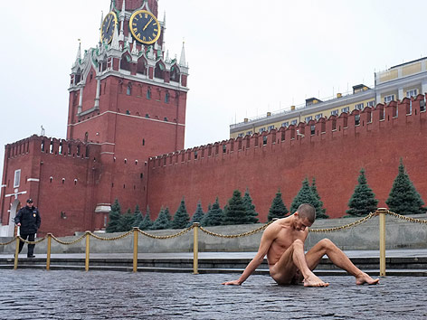 © Reuters/Maxim Zmeyev Aktivist Petr Pawlenski nackt am Roten Platz in Moskau
