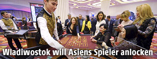 Croupier und Spieler an einem Roulettetisch