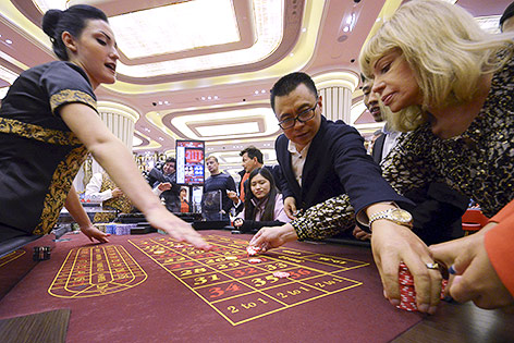 © Reuters/Yuri Maltsev Croupier und Spieler an einem Roulettetisch im Casino "Tigre de Cristal"