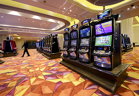 © Reuters/Yuri Maltsev Spielautomaten im Casino "Tigre de Cristal"