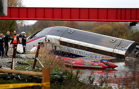 © Reuters/Vincent Kessler Ein TGV ist von einer Brücke gestürzt