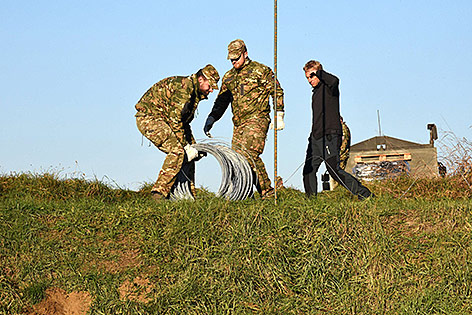 © APA/AFP Slowenische Soldaten beim Zaunbau