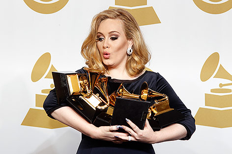 © Reuters/Lucy Nicholson Adele mit Grammy Awards, 2012