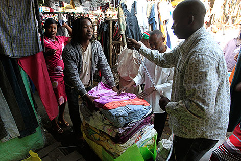 © Reuters/Noor Khamis Marktstand für Second Hand Kleidung in Kenia