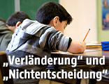Ein Sch&uuml;ler im Klassenzimmer