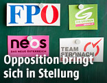 Parteilogos auf einer Schultafel