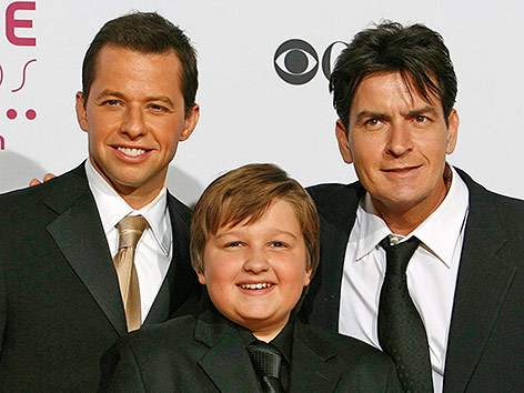 Charlie Sheen mit Jon Cryer und Angus T. Jones aus der Serie "Two and a half men"