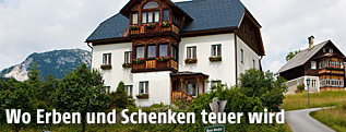 Häuser vor einer winterlichen Landschaft