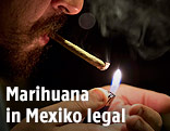 Cannabis-Raucher zündet einen Joint an