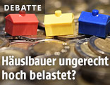 Spielzeughäuser auf Geldmünzen