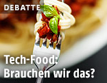 Gabel vor einem Teller mit Essen