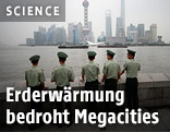 Polizisten stehen vor der Skyline von Schanghai