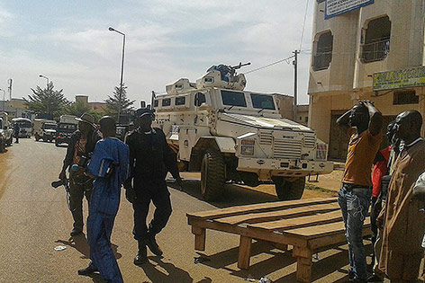 © APA/EPA Sicherheitskräfte und ein UNO-Panzerfahrzeug vor dem Radisson Blu luxury Hotel