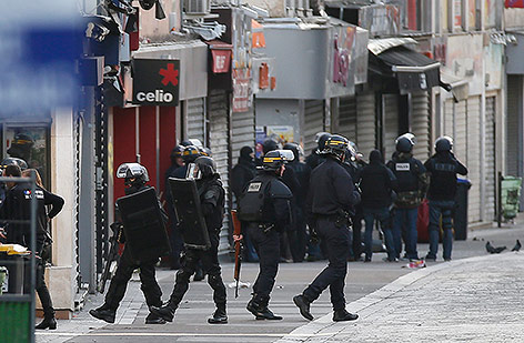© APA/EPA/Ian Langsdon Polizei bei der Stürmung der Wohnung