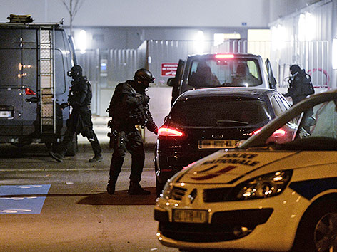 © APA/AFP/Frederick Florin Polizei bei einer Razzia