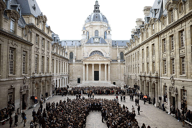 © APA/AFP/Stephane De Sakutin Die Französischen Minister Thierry Mandon, Najat Vallaud-Belkacem, Manuel Valls und der französische Präsident Francois Hollande bei einer Gedenkminute in der Universität Sorbonne