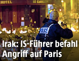 Polizist mit Waffe im Anschlag