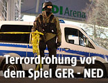 Deutscher Polizist vor Stadion