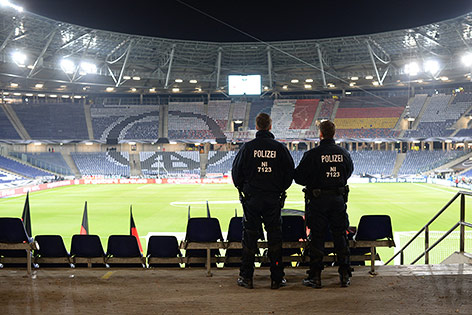 © APA/dpa/Julian Stratenschulte Polizisten in der HDI-Arena