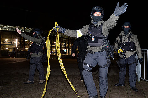 © APA/EPA/Julian Stratenschulte Polizisten mit Absperrband
