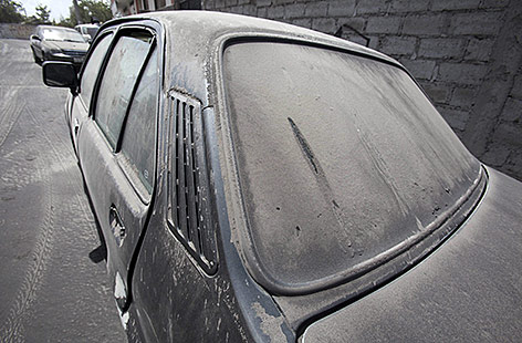 © APA/EPA/Jose Jacome Asche bedeckt ein Auto nach Vulkanausbruch in Ecuador