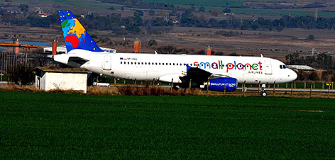 © APA/EPA/Todor Stavrev Notgelandetes polnisches Flugzeug in Burgas in Bulgarien