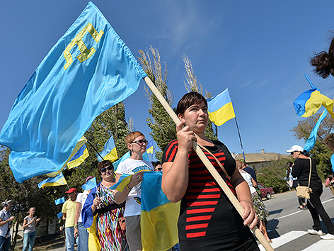 Aktivisten halten die ukrainische und die Flagge der Krimtataren