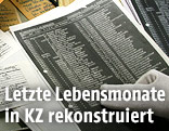 Mann mit Nazi-Schriftstücken