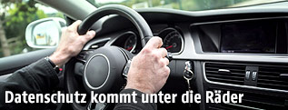 Mann f&auml;hrt in einem Auto