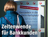 Kundin steht vor geschlossener Bankfiliale