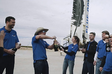 © Blue Origin Blue-Origin-Crew feiert die geglückte Landung der "New Shepard"