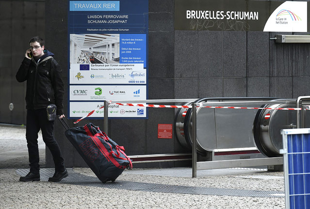 © APA/AFP/John Thys Tourist vor einem gesperrten U-Bahn-Abgang