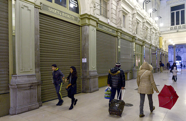 © APA/AFP/John Thys Touristen vor geschlossenen Rollläden