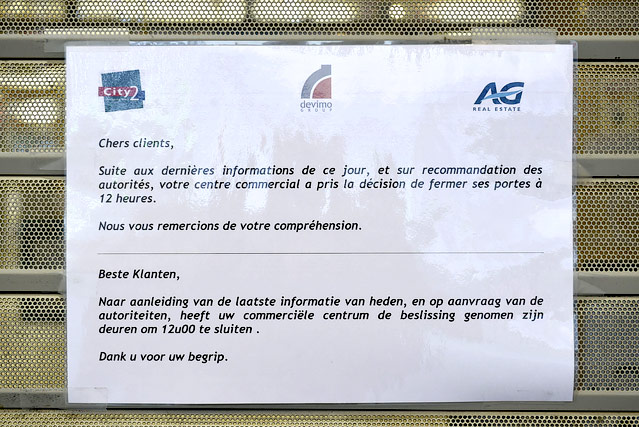 © APA/AFP/John Thys Informationsschreiben an einer Tür
