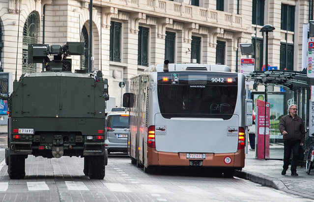 © APA/EPA/Stephanie Lecocq Militärfahrzeug neben einem Linienbus